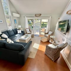 Gorgeous Ocean Edge townhouse in Howland Village with newly renovated kitchen & baths and AC system!