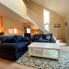 Spacious, Renovated Townhouse With Elegant Nautical Décor and Easy Straight Staircase!