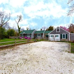 House on Koi Pond: Minutes to the CC Rail Trail, beach days, and historic charm - dogs welcome*!