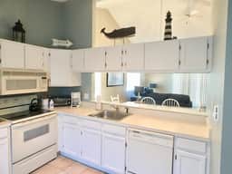 Fully Air Conditioned & Renovated with new furnishings, King Bed & Pool (Fees apply) - Image 4