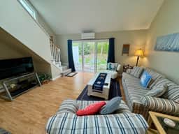 Spacious, renovated and beautifully decorated Howland Village townhouse with straight staircase - Image 2