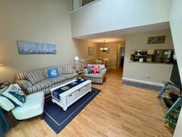 Spacious, renovated and beautifully decorated Howland Village townhouse with straight staircase - Image 4