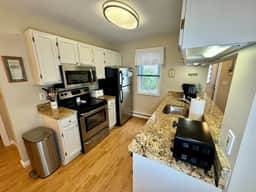 Spacious, renovated and beautifully decorated Howland Village townhouse with straight staircase - Image 5