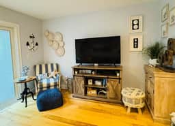 Completely remodeled Billington townhouse with delightful decor offering two large upstairs bedrooms - Image 2