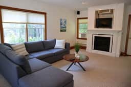 Enjoy this 1,600 sqft two story guest house with A/C, garage, balcony, and access to bike trail! - Image 2