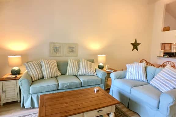 Nicely decorated and well maintained, upper-level apartment in Eaton Village offers golf course view - Image 1