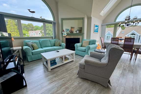 Spacious upper-level luxurious Endicott unit with golf access, just steps to Arbor pool and the Linx - Image 1