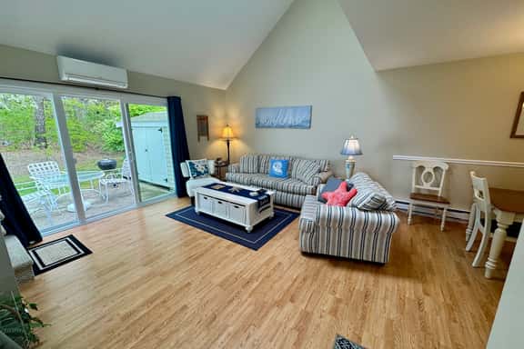 Spacious, renovated and beautifully decorated Howland Village townhouse with straight staircase - Image 1