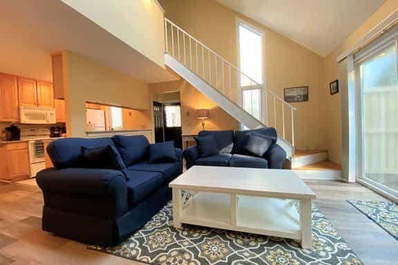 Spacious, Renovated Townhouse With Elegant Nautical Décor and Easy Straight Staircase! - Image 1