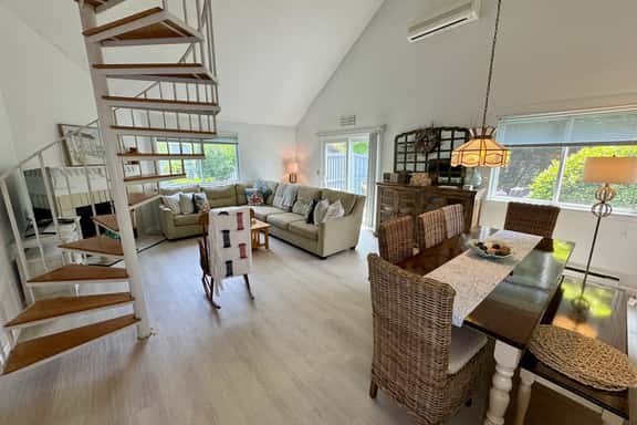 Lovely Susanna Village patio home with remodeled kitchen, central AC, has 2 bedrs and an open loft. - Image 1
