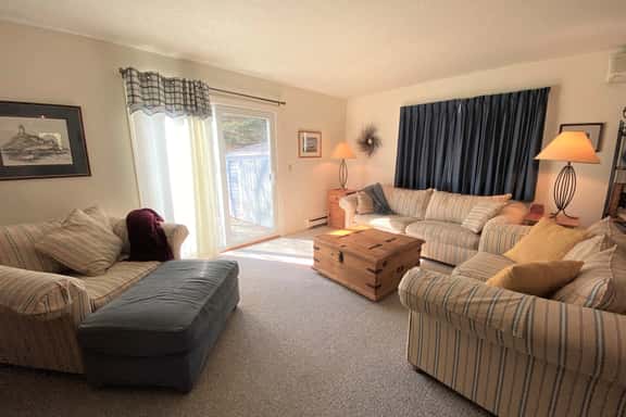 Sunny, single level Susanna Village patio home with golf course views and pool access. - Image 1
