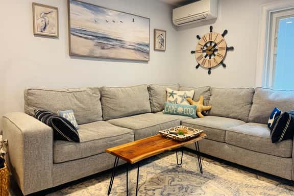 Completely remodeled Billington townhouse with delightful decor offering two large upstairs bedrooms - Image 1