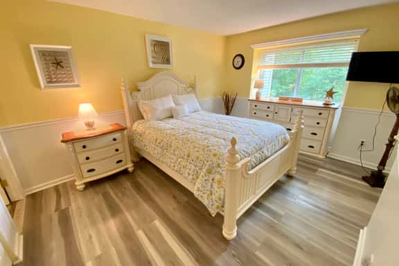 This lovely ground level Eaton Village apartment is delightfully furnished and decorated. - Image 1