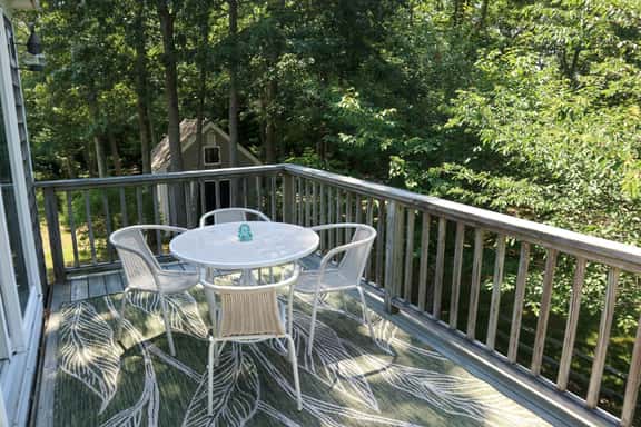 Enjoy this 1,600 sqft two story guest house with A/C, garage, balcony, and access to bike trail! - Image 1