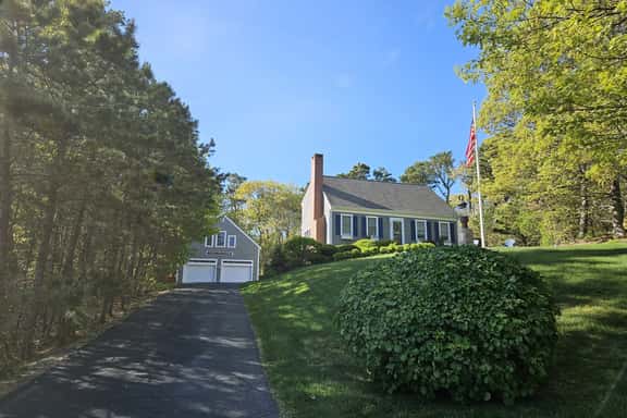 BREWSTER/ORLEANS LINE 3BR 2BA, Minutes from Beaches, Spacious Inside & Out, Amenities Galore! - Image 1