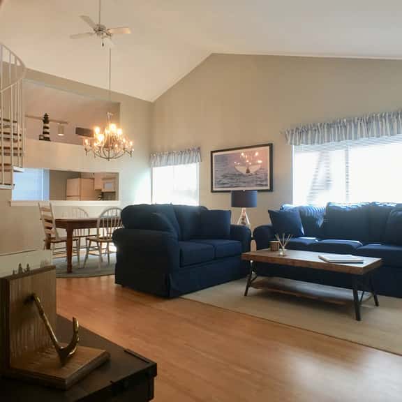 Fully Air Conditioned & Renovated with new furnishings, King Bed & Pool (Fees apply) - Image 1