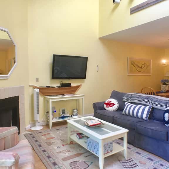 Billington townhouse with straight staircase that leads to an enclosed loft, premium streaming TV. - Image 1