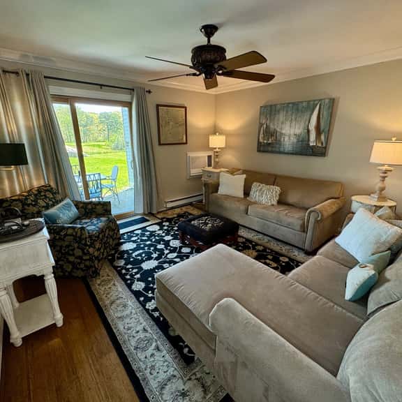 Street Level Chilton Village Apt, Renovated Kitchen & Bathrooms, 2 A/Cs, 6 Pool Passes (Fees Apply) - Image 1