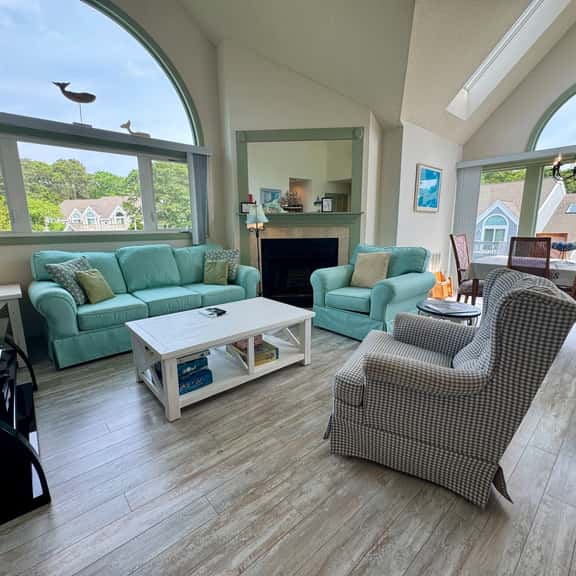 Spacious upper-level luxurious Endicott unit with golf access, just steps to Arbor pool and the Linx - Image 1