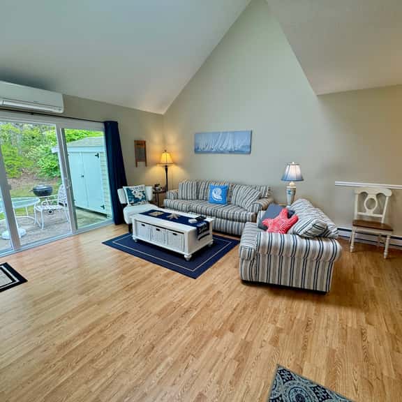 Spacious, renovated and beautifully decorated Howland Village townhouse with straight staircase - Image 1