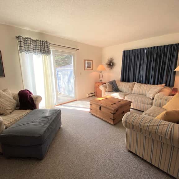 Sunny, single level Susanna Village patio home with golf course views and pool access. - Image 1