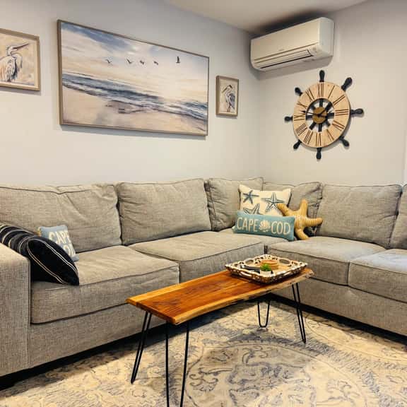 Completely remodeled Billington townhouse with delightful decor offering two large upstairs bedrooms - Image 1