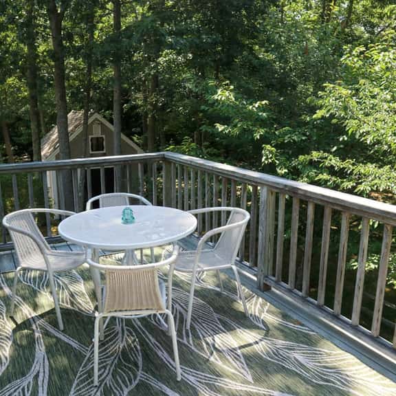 Enjoy this 1,600 sqft two story guest house with A/C, garage, balcony, and access to bike trail! - Image 1