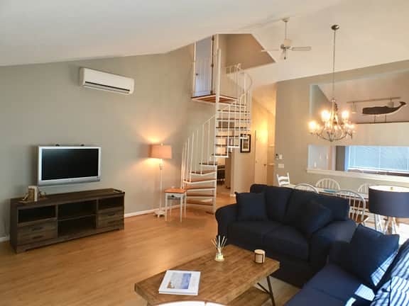 Fully Air Conditioned & Renovated with new furnishings, King Bed & Pool (Fees apply) - Image 2