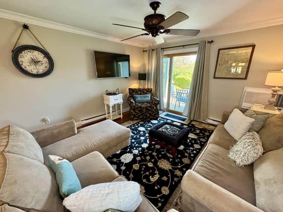 Street Level Chilton Village Apt, Renovated Kitchen & Bathrooms, 2 A/Cs, 6 Pool Passes (Fees Apply) - Image 2