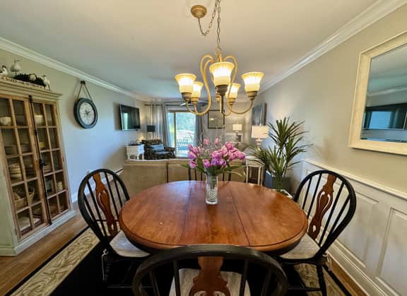 Street Level Chilton Village Apt, Renovated Kitchen & Bathrooms, 2 A/Cs, 6 Pool Passes (Fees Apply) - Image 5