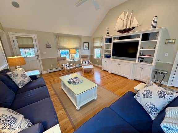 Walk to Pleasant Street Beach, Renovated, Central AC, King Bed!!! - Image 3