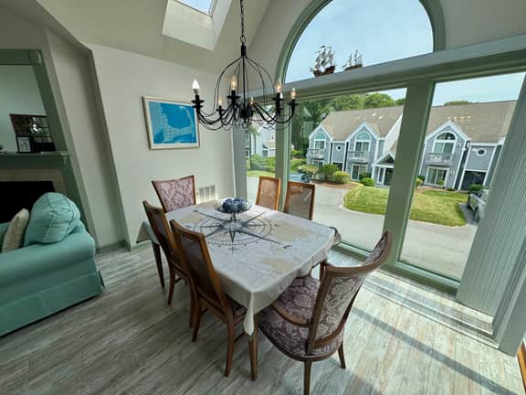 Spacious upper-level luxurious Endicott unit with golf access, just steps to Arbor pool and the Linx - Image 4