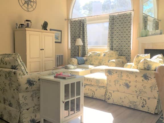 Well decorated luxury garden apartment with 3 private decks and spectacular golf course views! - Image 5
