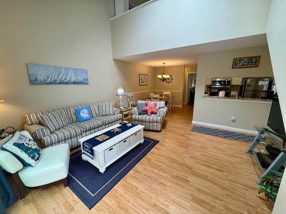 Spacious, renovated and beautifully decorated Howland Village townhouse with straight staircase - Image 4