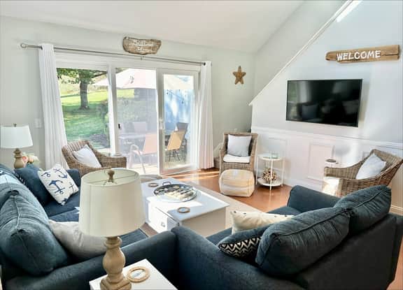 Gorgeous Ocean Edge townhouse in Howland Village with newly renovated kitchen & baths and AC system! - Image 3