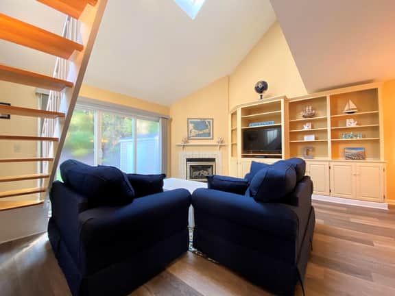 Spacious, Renovated Townhouse With Elegant Nautical Décor and Easy Straight Staircase! - Image 4