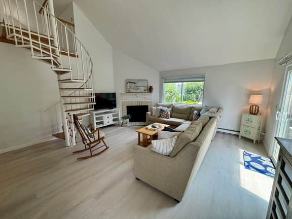 Lovely Susanna Village patio home with remodeled kitchen, central AC, has 2 bedrs and an open loft. - Image 2