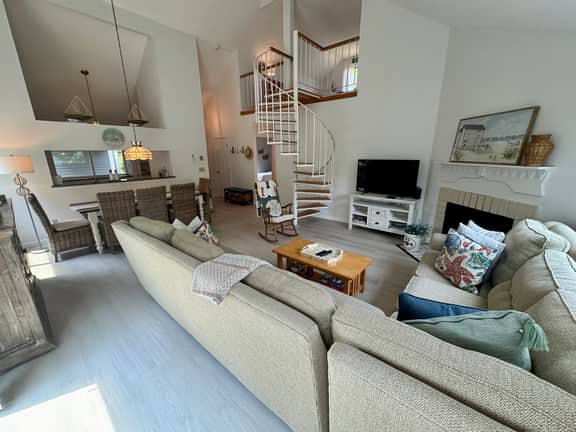 Lovely Susanna Village patio home with remodeled kitchen, central AC, has 2 bedrs and an open loft. - Image 3
