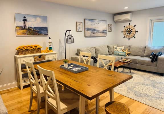Completely remodeled Billington townhouse with delightful decor offering two large upstairs bedrooms - Image 5