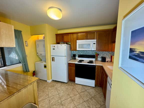 This light and airy, street-level condo is located in Chilton Village. One bedroom Two bathrooms! - Image 5