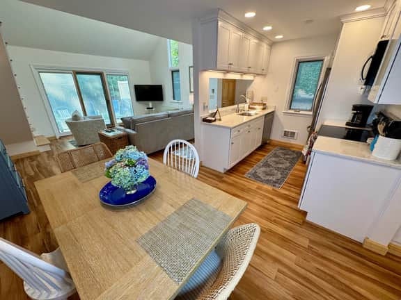 Modern Ocean Edge Townhome | King Loft + Optional Pool Passes - Image 4