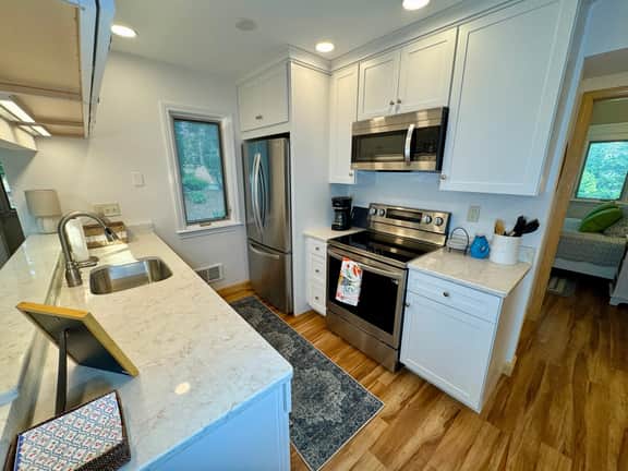 Modern Ocean Edge Townhome | King Loft + Optional Pool Passes - Image 5