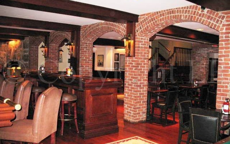 Bayzo's Pub interior